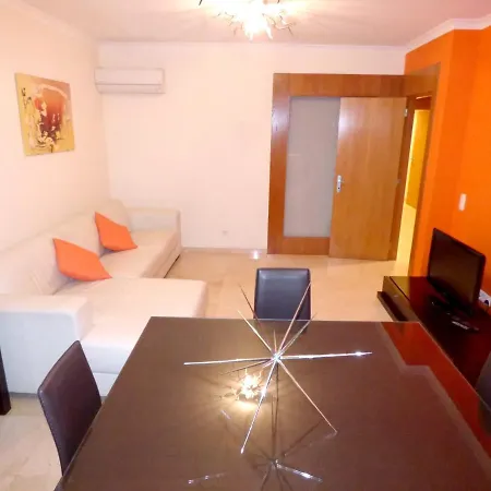 Spacious With Balcony 아파트 포티마오