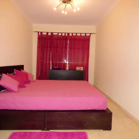 Spacious With Balcony 아파트